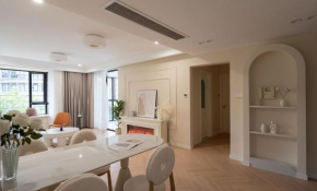 Eastern Hub - Bund Branch Xintiandi and People's Square 3-Bedroom Apartment in Huangpu beautiful Garden